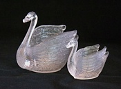 Clear glass, 2 swans. Probably English unknown manufacturer